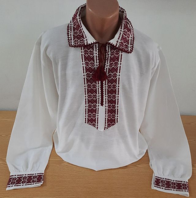 Vă prezentăm o frumoasă cămașă tradițională, din pânză de casă(bumbac),țesută în război manual ,în atelierul nostru.